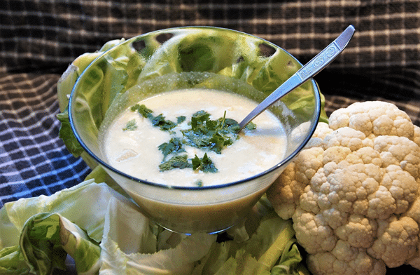 Blumenkohlsuppe mit geröstetem Knoblauch