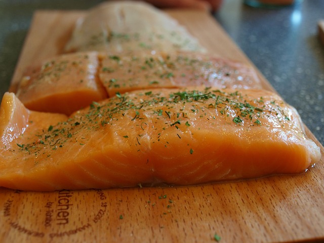 Gegrilltes Lachsfilet mit Zitronen Dill Sauce